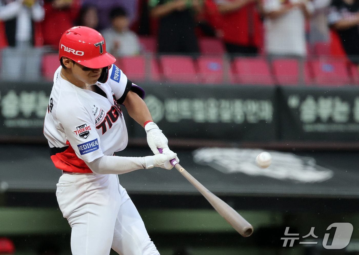 (전남광주=뉴스1) 김진환 기자 = 18일 오후 전남광주 기아챔피언스필드에서 열린 프로야구 2026 신한 SOL KBO 포스트시즌 준플레이오프 2차전 LG 트윈스와 KIA 타이거즈 …