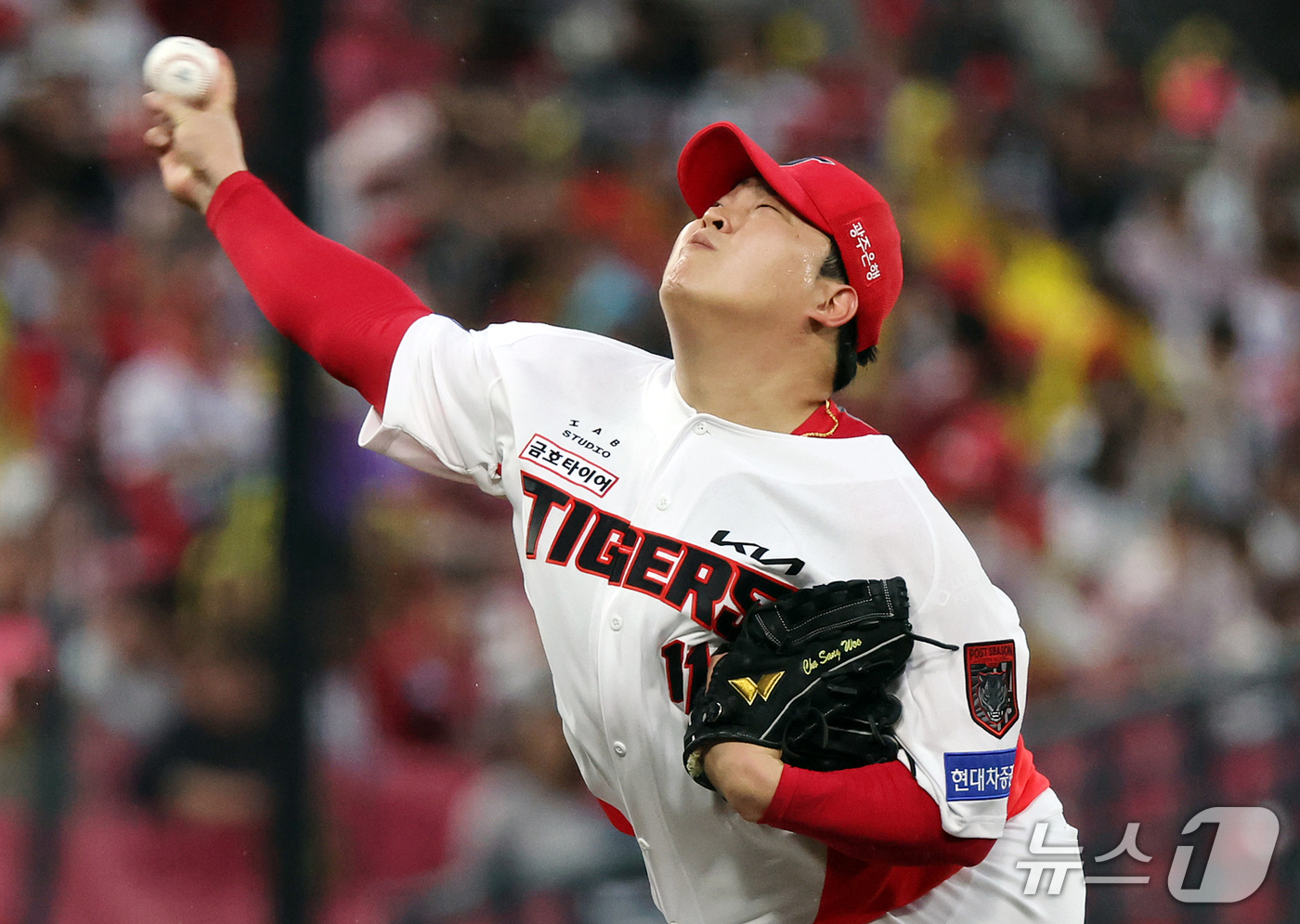 (전남광주=뉴스1) 김진환 기자 = 18일 오후 전남광주 기아챔피언스필드에서 열린 프로야구 2026 신한 SOL KBO 포스트시즌 준플레이오프 2차전 LG 트윈스와 KIA 타이거즈 …