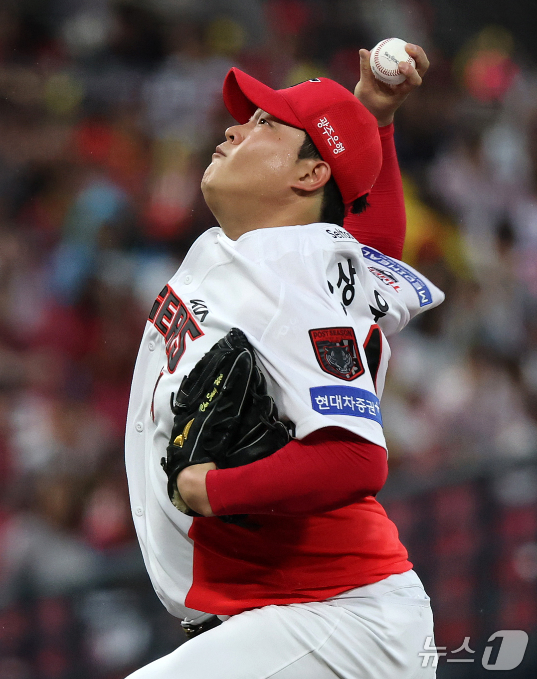 (전남광주=뉴스1) 김진환 기자 = 18일 오후 전남광주 기아챔피언스필드에서 열린 프로야구 2026 신한 SOL KBO 포스트시즌 준플레이오프 2차전 LG 트윈스와 KIA 타이거즈 …