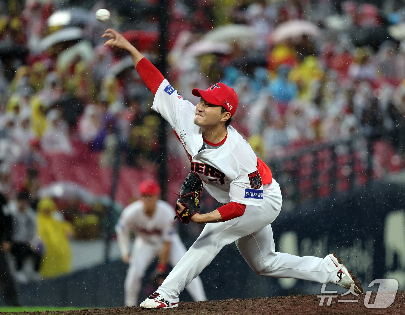 본문 이미지 - 18일 오후 전남광주 기아챔피언스필드에서 열린 프로야구 2026 신한 SOL KBO 포스트시즌 준플레이오프 2차전 LG 트윈스와 KIA 타이거즈의 경기, KIA 마무리 전상현이 8회초 2사 1,2루 상황 LG 이재원을 상대로 힘차게 공을 던지고 있다. 2026.10.18 ⓒ 뉴스1 김진환 기자