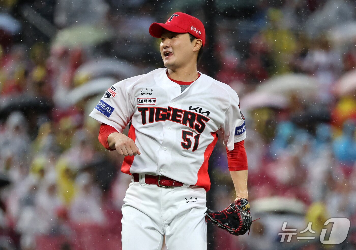 본문 이미지 - 18일 오후 전남광주 기아챔피언스필드에서 열린 프로야구 2026 신한 SOL KBO 포스트시즌 준플레이오프 2차전 LG 트윈스와 KIA 타이거즈의 경기, KIA 마무리 전상현이 8회초 2사 1,2루 상황 LG 이재원을 삼진으로 잡은 후 환호하고 있다. 2026.10.18 ⓒ 뉴스1 김진환 기자