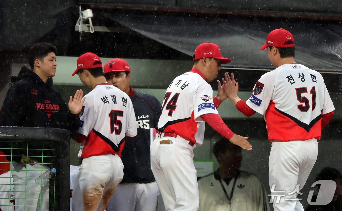 (전남광주=뉴스1) 김진환 기자 = 18일 오후 전남광주 기아챔피언스필드에서 열린 프로야구 2026 신한 SOL KBO 포스트시즌 준플레이오프 2차전 LG 트윈스와 KIA 타이거즈 …