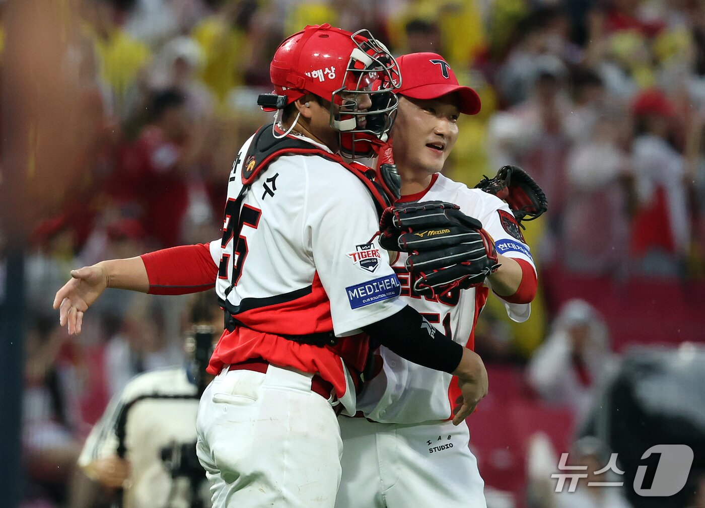 본문 이미지 - 18일 오후 전남광주 기아챔피언스필드에서 열린 프로야구 2026 신한 SOL KBO 포스트시즌 준플레이오프 2차전 LG 트윈스와 KIA 타이거즈의 경기, 6대3 승리를 거둔 KIA 마무리 전상현과 포수 한준수가 기쁨을 나누고 있다. 2026.10.18 ⓒ 뉴스1 김진환 기자