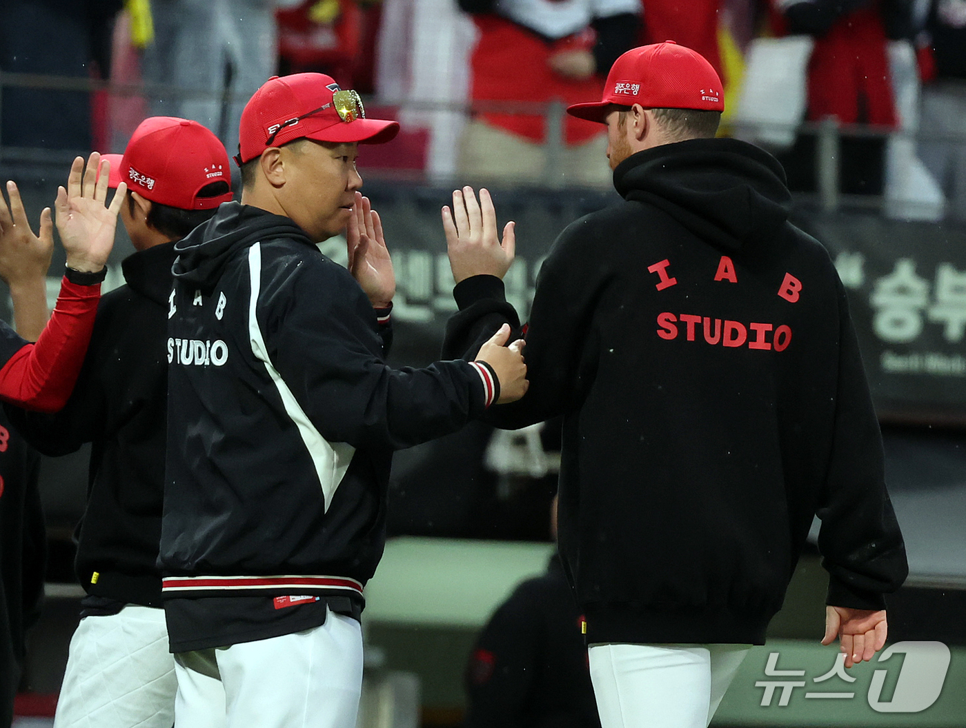 (전남광주=뉴스1) 김진환 기자 = 18일 오후 전남광주 기아챔피언스필드에서 열린 프로야구 2026 신한 SOL KBO 포스트시즌 준플레이오프 2차전 LG 트윈스와 KIA 타이거즈 …
