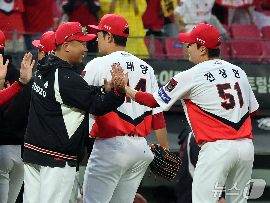 (전남광주=뉴스1) 김진환 기자 = 18일 오후 전남광주 기아챔피언스필드에서 열린 프로야구 2026 신한 SOL KBO 포스트시즌 준플레이오프 2차전 LG 트윈스와 KIA 타이거즈 …