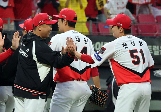 이범호 감독, 전상현 데일리 MVP 축하해!