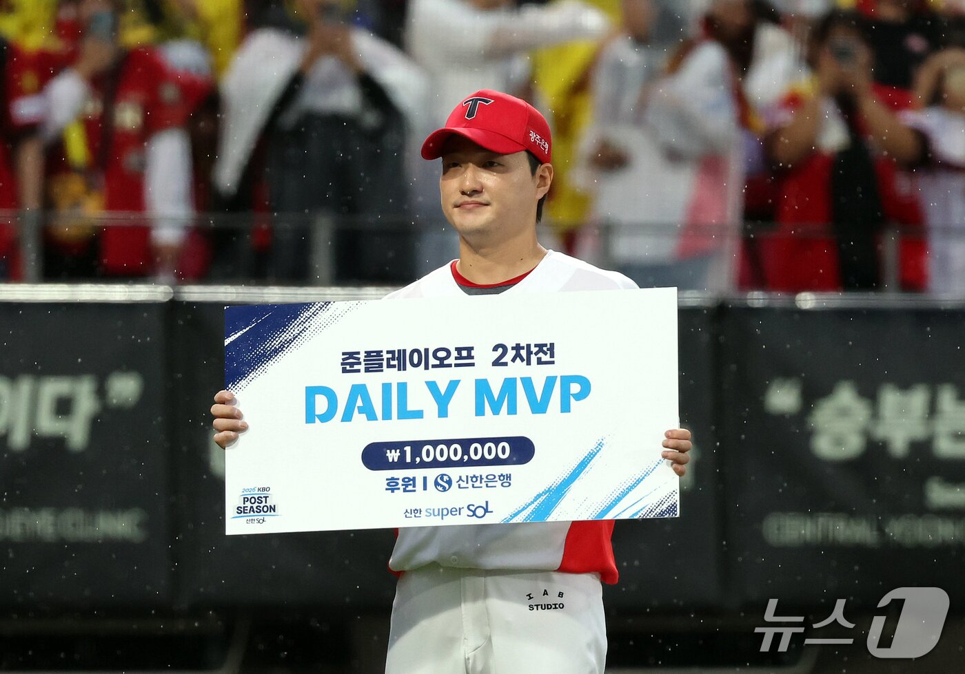 본문 이미지 - 18일 오후 전남광주 기아챔피언스필드에서 열린 프로야구 2026 신한 SOL KBO 포스트시즌 준플레이오프 2차전 LG 트윈스와 KIA 타이거즈의 경기, 6대3 승리를 거둔 KIA 마무리 전상현이 데일리 MVP에 선정된 뒤 기념 촬영을 하고 있다. 2026.10.18 ⓒ 뉴스1 김진환 기자