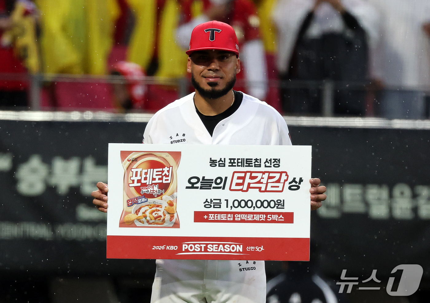 (전남광주=뉴스1) 김진환 기자 = 18일 오후 전남광주 기아챔피언스필드에서 열린 프로야구 2026 신한 SOL KBO 포스트시즌 준플레이오프 2차전 LG 트윈스와 KIA 타이거즈 …