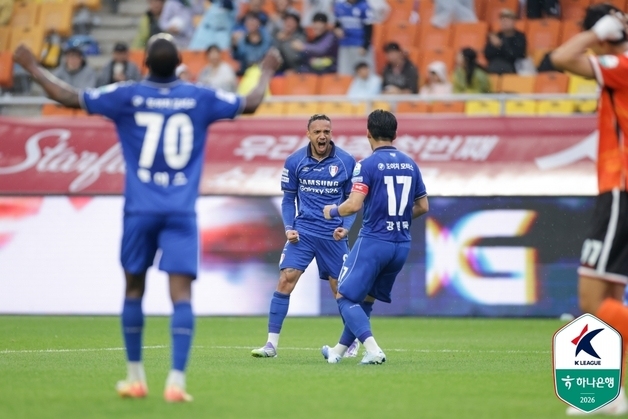 수원, 화성과 난타전 끝에 3-2 승리…6연승으로 K리그2 선두 질주