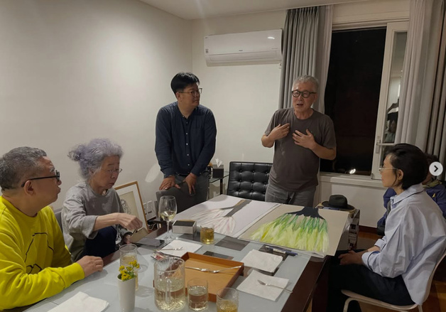 윤여정, 김수철 기타 연주 들으며 친구들과 팔순 파티 "우리끼리 조촐히"