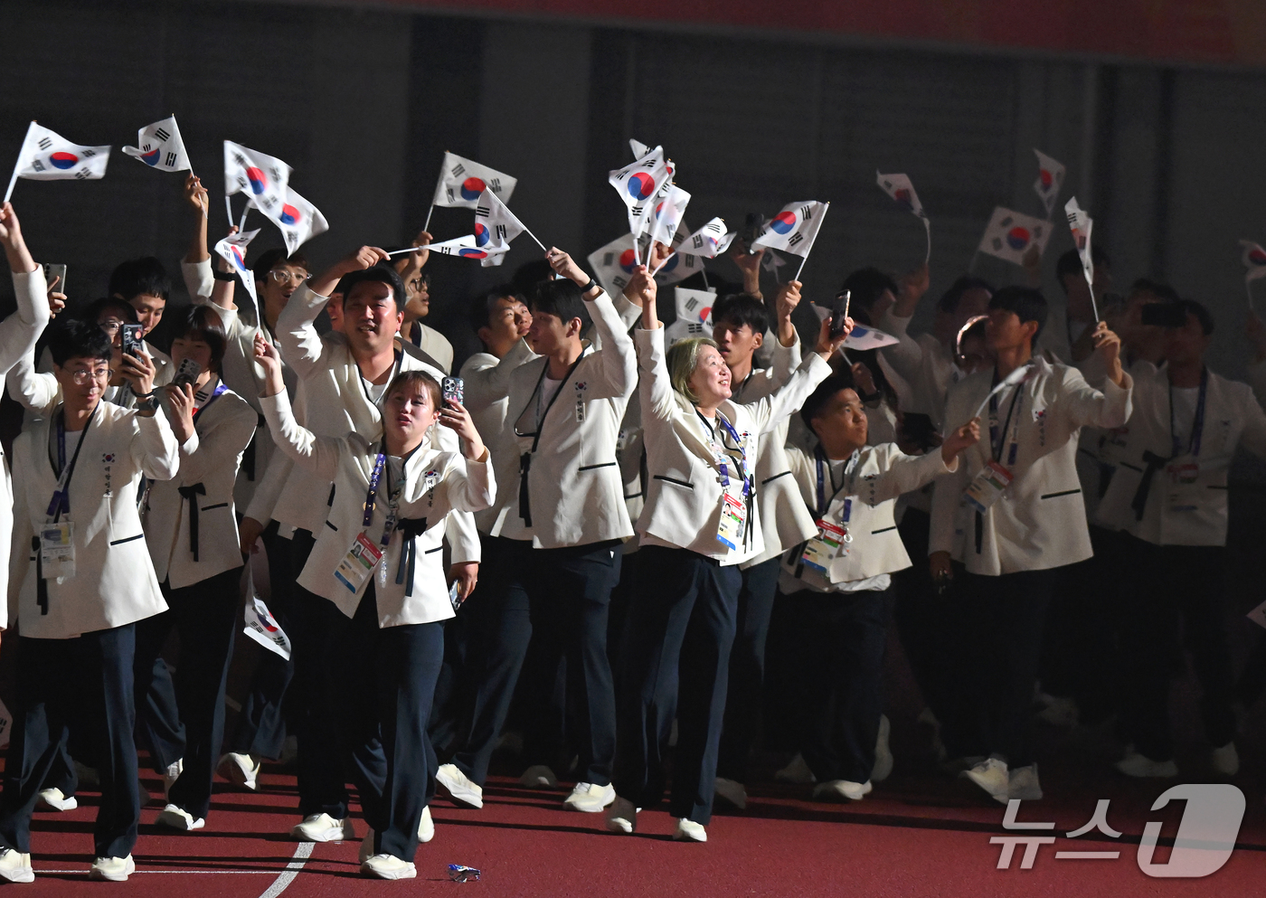 (나고야=뉴스1) 사진공동취재단 = 18일 일본 나고야 미즈호공원 육상경기장에서 ‘제5회 아이치-나고야 아시안 패러게임’ 개막식이 열렸다.우리나라는 선수 214명이 18개 전 종목 …