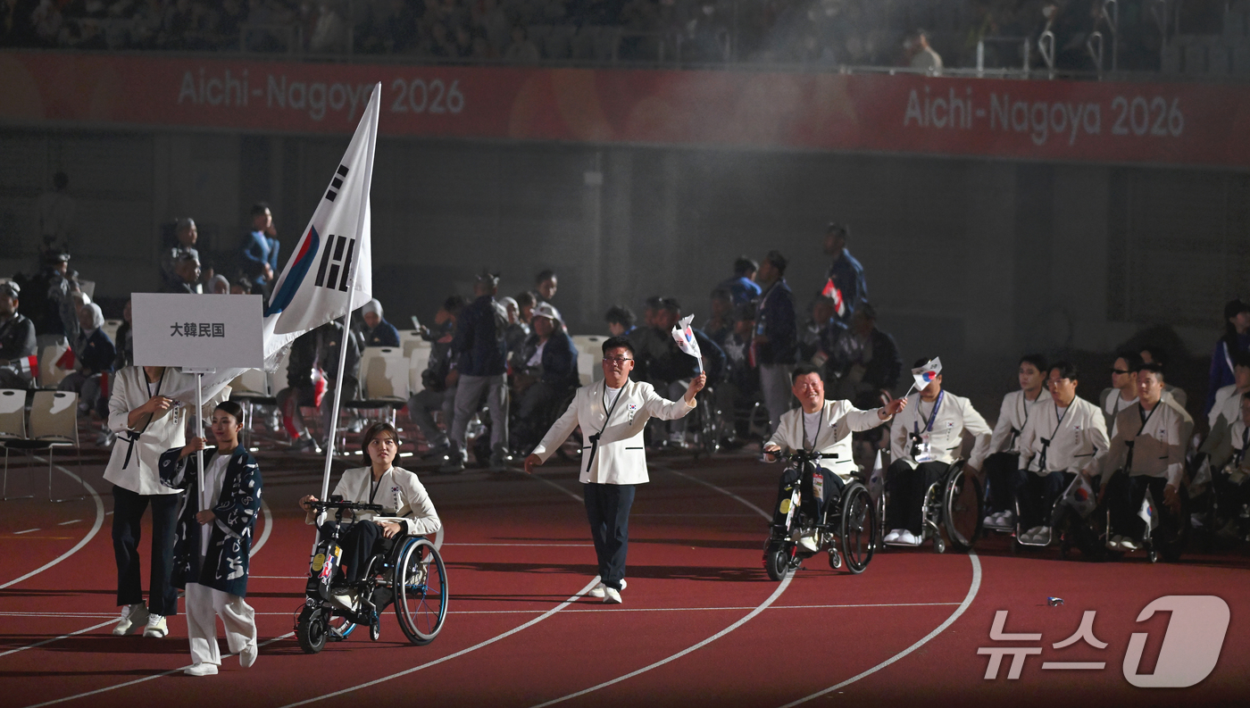 (나고야=뉴스1) 사진공동취재단 = 18일 일본 나고야 미즈호공원 육상경기장에서 ‘제5회 아이치-나고야 아시안 패러게임’ 개막식이 열렸다.우리나라는 선수 214명이 18개 전 종목 …