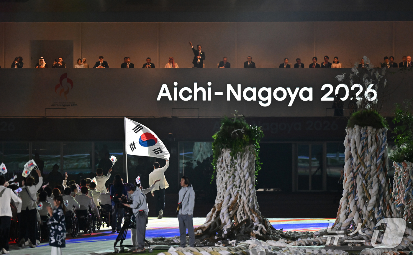 (나고야=뉴스1) 사진공동취재단 = 18일 일본 나고야 미즈호공원 육상경기장에서 ‘제5회 아이치-나고야 아시안 패러게임’ 개막식이 열렸다.우리나라는 선수 214명이 18개 전 종목 …