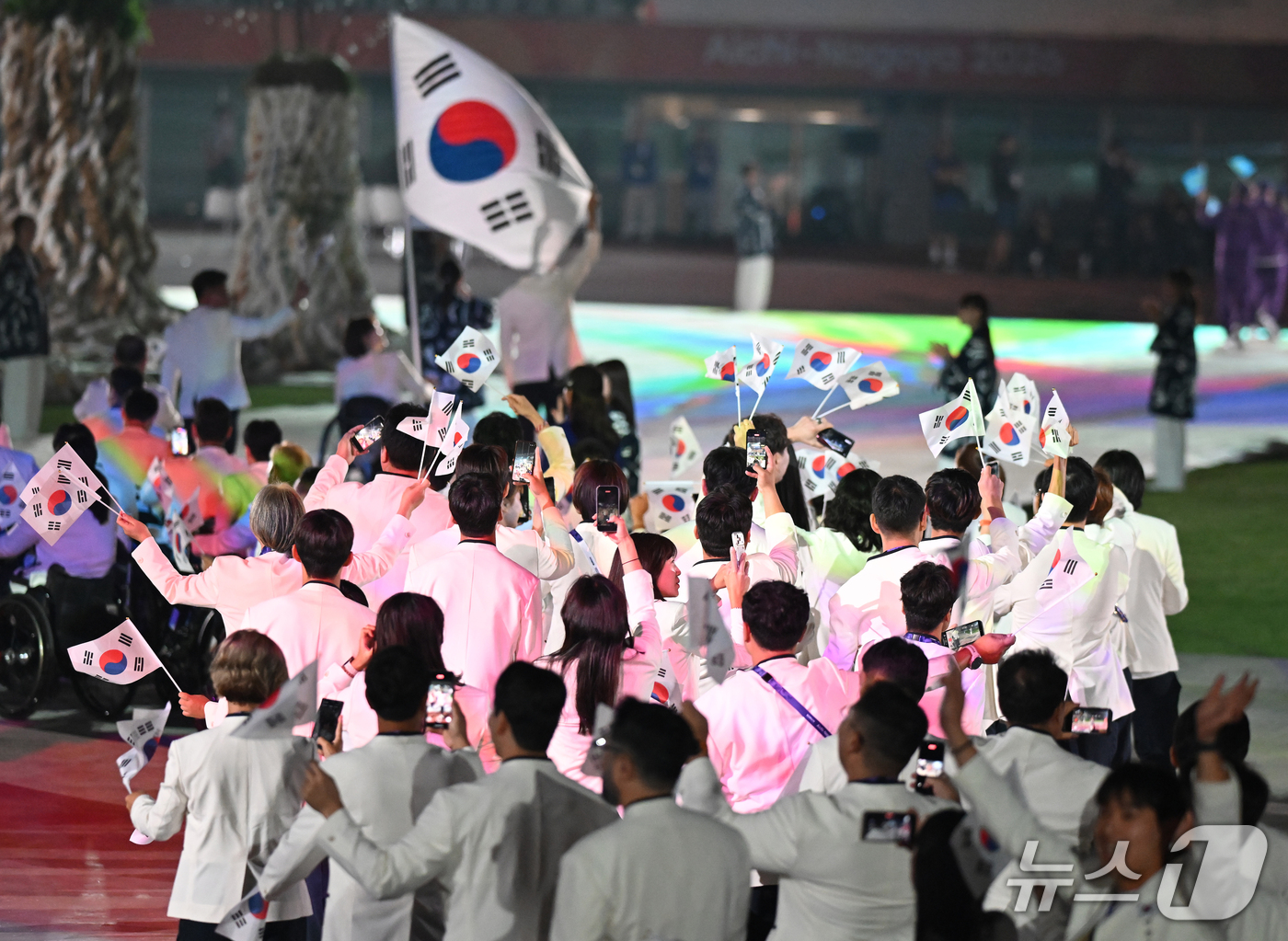 (나고야=뉴스1) 사진공동취재단 = 18일 일본 나고야 미즈호공원 육상경기장에서 ‘제5회 아이치-나고야 아시안 패러게임’ 개막식이 열렸다.우리나라는 선수 214명이 18개 전 종목 …