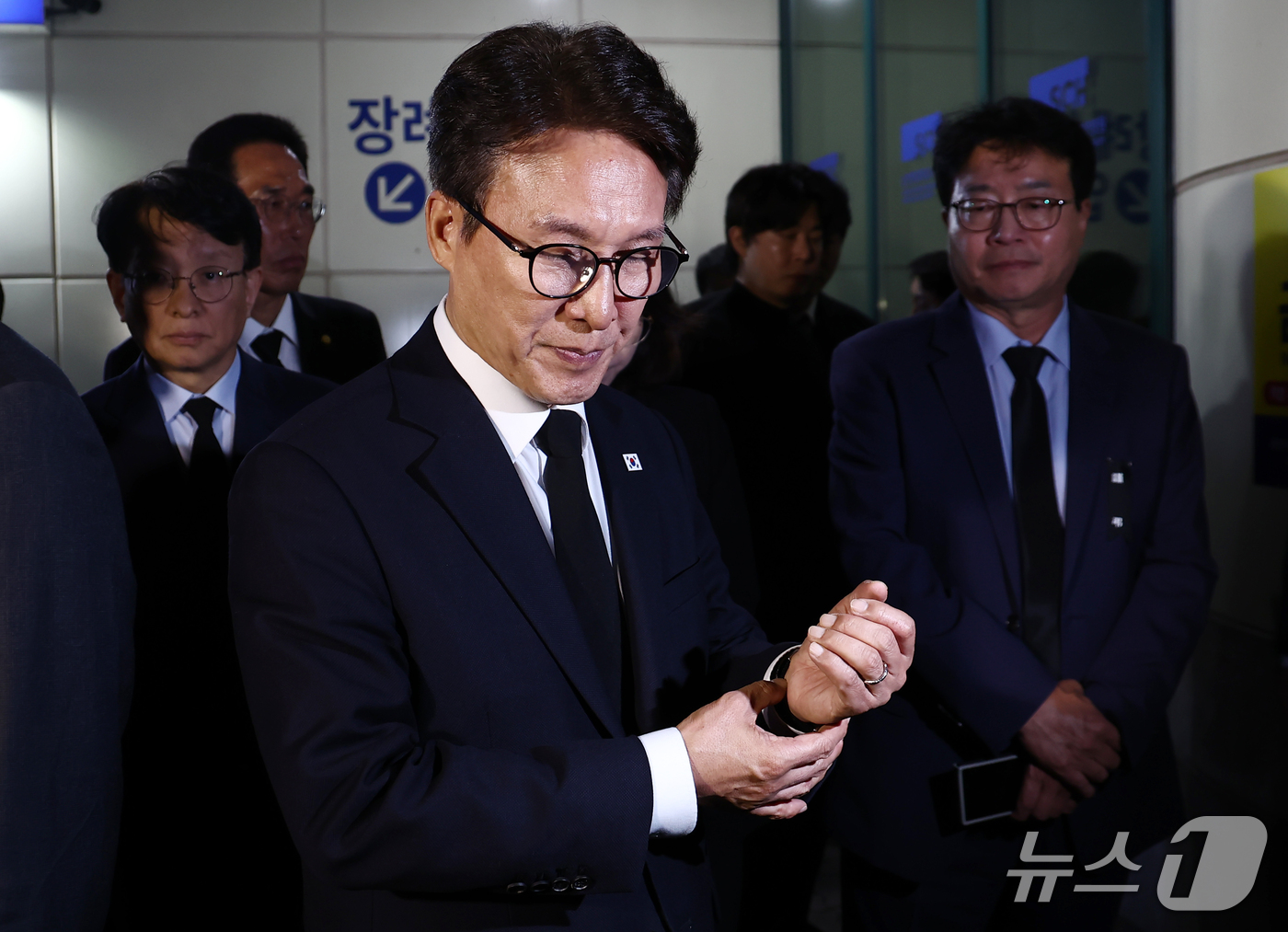 (부천=뉴스1) 김민지 기자 = 김민석 더불어민주당 대표가 18일  부천 도장공장 화재 순직 소방관 빈소가 마련된 경기 부천시 순천향대학교 병원 장례식장에서 조문을 마치고 나오고 …