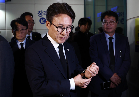 굳은 표정으로 장례식장 나오는 김민석 민주당 대표