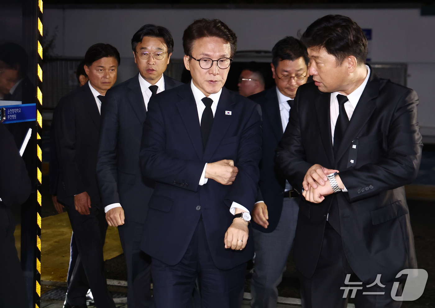 (부천=뉴스1) 김민지 기자 = 김민석 더불어민주당 대표가 18일 경기 부천시 순천향대학교 병원 장례식장에 마련된 부천 도장공장 화재 순직 소방관 빈소 조문을 하기 위해 이동하고 …
