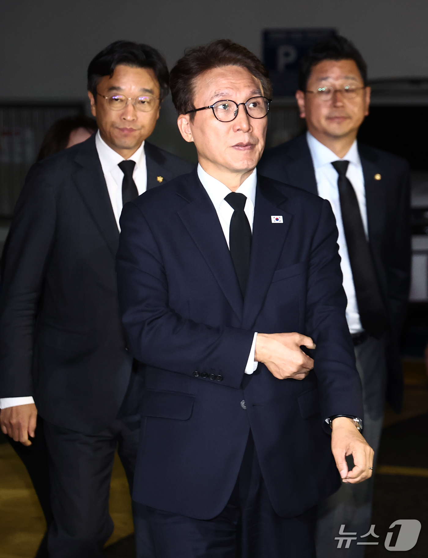 (부천=뉴스1) 김민지 기자 = 김민석 더불어민주당 대표가 18일 경기 부천시 순천향대학교 병원 장례식장에 마련된 부천 도장공장 화재 순직 소방관 빈소 조문을 하기 위해 이동하고 …