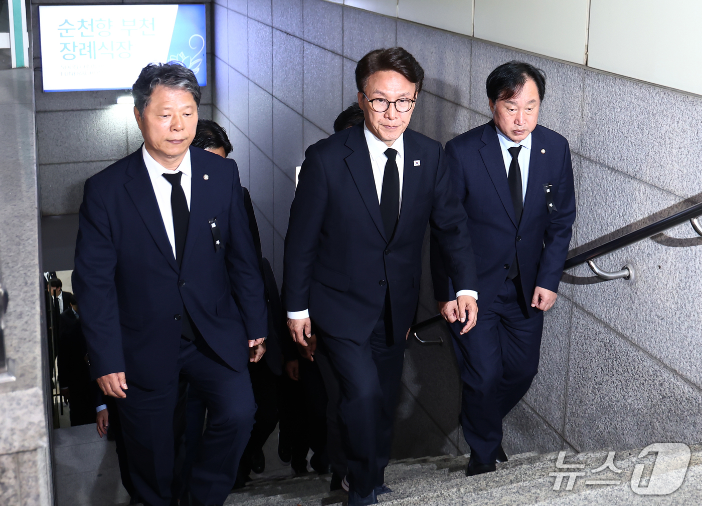 (부천=뉴스1) 김민지 기자 = 김민석 더불어민주당 대표가 18일  부천 도장공장 화재 순직 소방관 빈소가 마련된 경기 부천시 순천향대학교 병원 장례식장에서 조문을 마치고 나오고 …