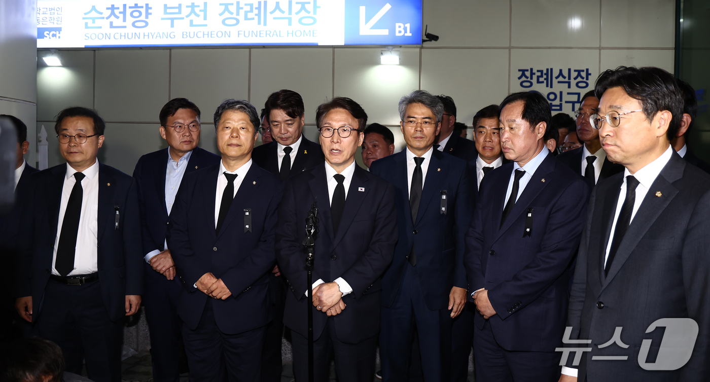 (부천=뉴스1) 김민지 기자 = 김민석 더불어민주당 대표가 18일 부천 도장공장 화재 순직 소방관 빈소가 마련된 경기 부천시 순천향대학교 병원 장례식장에서 조문을 마치고 나오며 취 …