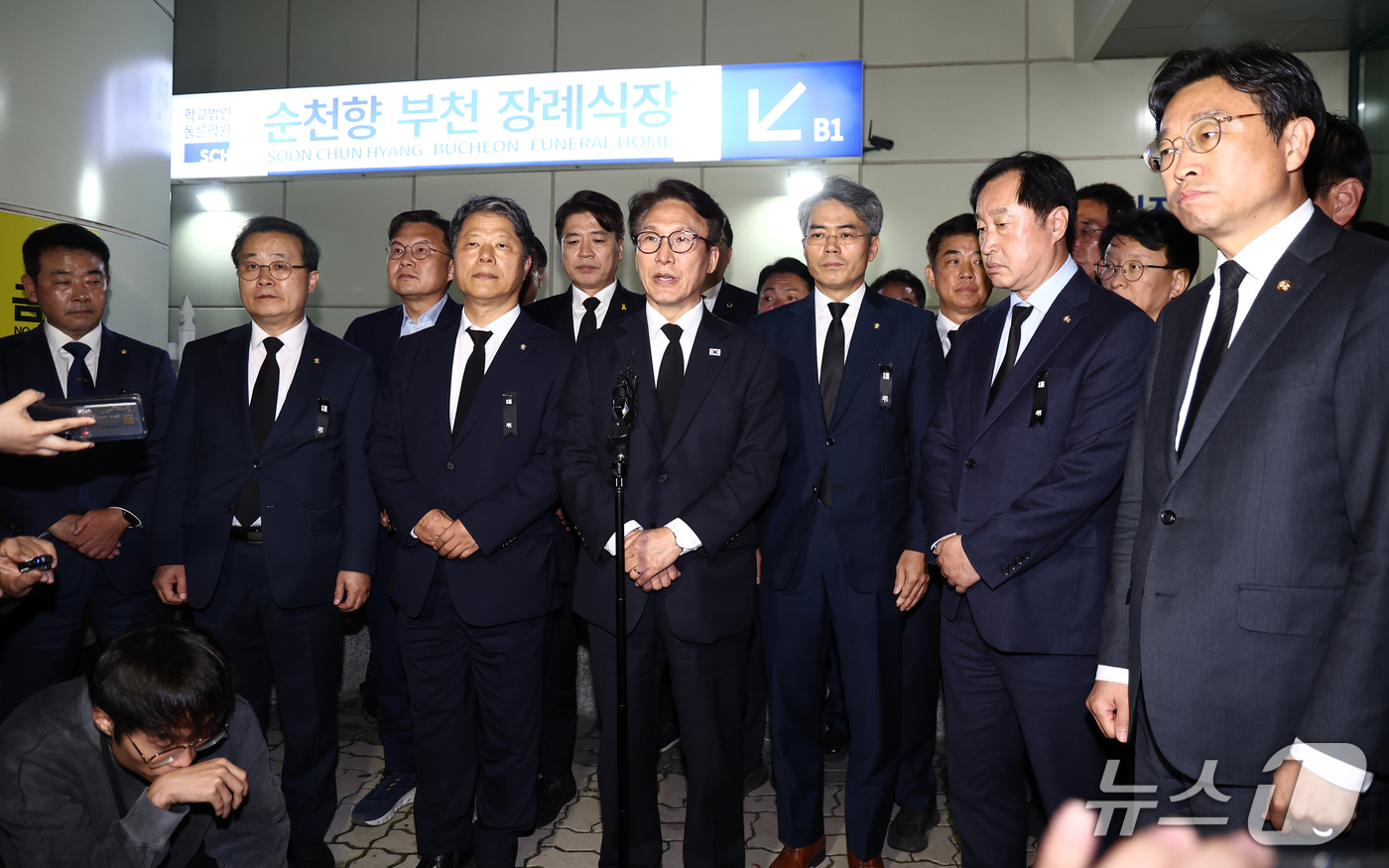 (부천=뉴스1) 김민지 기자 = 김민석 더불어민주당 대표가 18일  부천 도장공장 화재 순직 소방관 빈소가 마련된 경기 부천시 순천향대학교 병원 장례식장에서 조문을 마치고 나오며 …