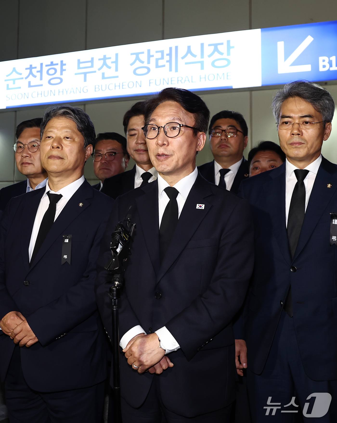 (부천=뉴스1) 김민지 기자 = 김민석 더불어민주당 대표가 18일  부천 도장공장 화재 순직 소방관 빈소가 마련된 경기 부천시 순천향대학교 병원 장례식장에서 조문을 마치고 나오며 …