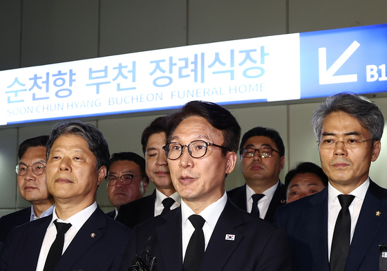김민석 대표, 부천 도장공장 화재 순직 소방관 빈소 조문