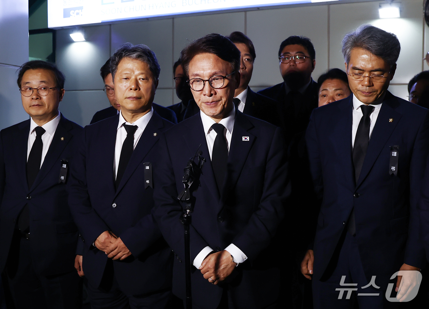(부천=뉴스1) 김민지 기자 = 김민석 더불어민주당 대표가 18일  부천 도장공장 화재 순직 소방관 빈소가 마련된 경기 부천시 순천향대학교 병원 장례식장에서 조문을 마치고 나오고 …