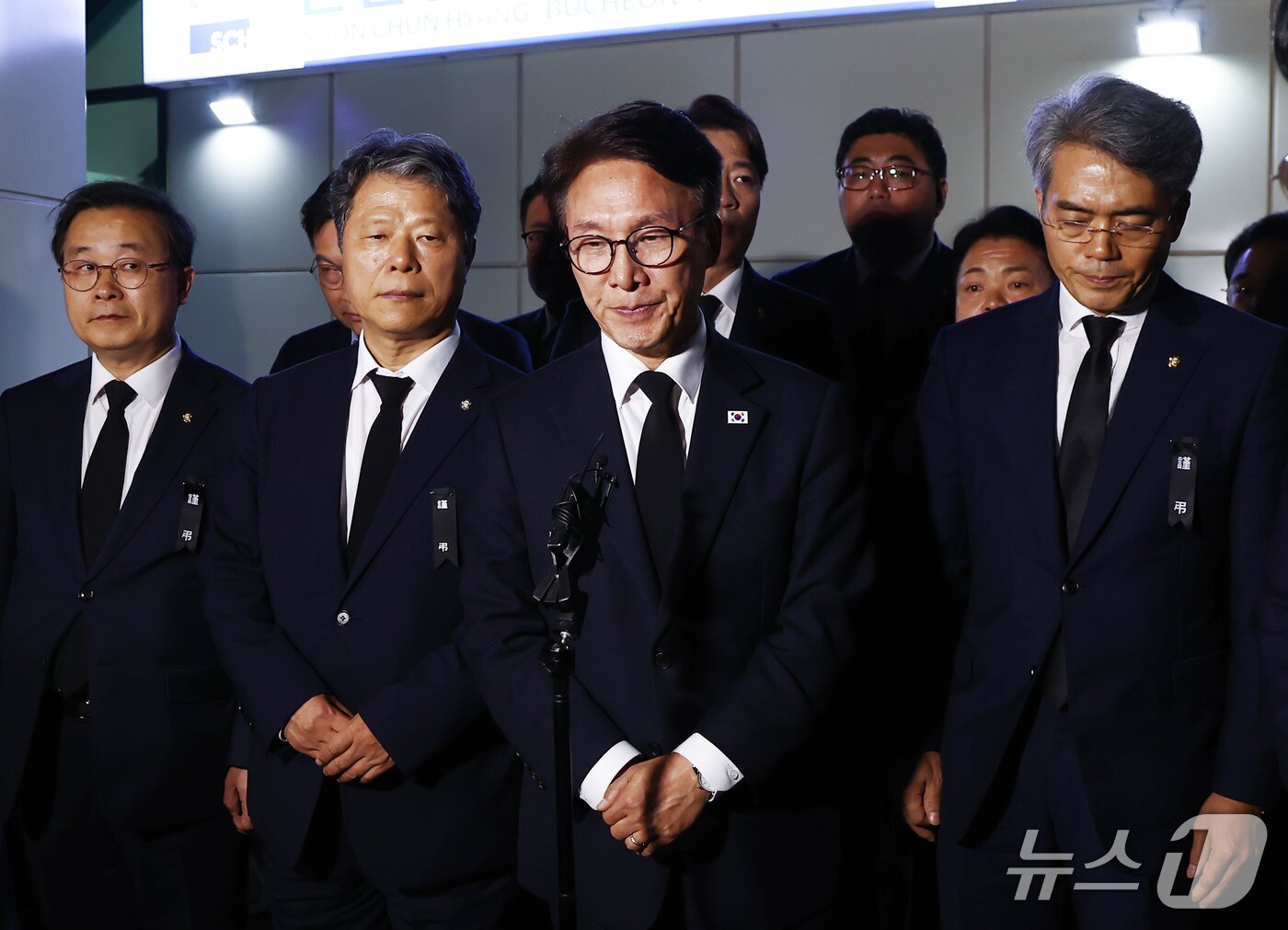 본문 이미지 - 김민석 더불어민주당 대표가 지난 18일 부천 도장공장 화재 순직 소방관 빈소가 마련된 경기 부천시 순천향대학교 병원 장례식장에서 조문을 마치고 나오고 있다. 2026.10.18 ⓒ 뉴스1 김민지 기자