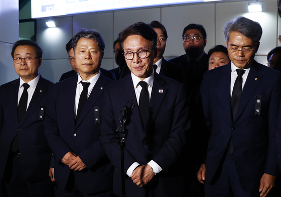 굳은 표정으로 장례식장 나오는 김민석 민주당 대표