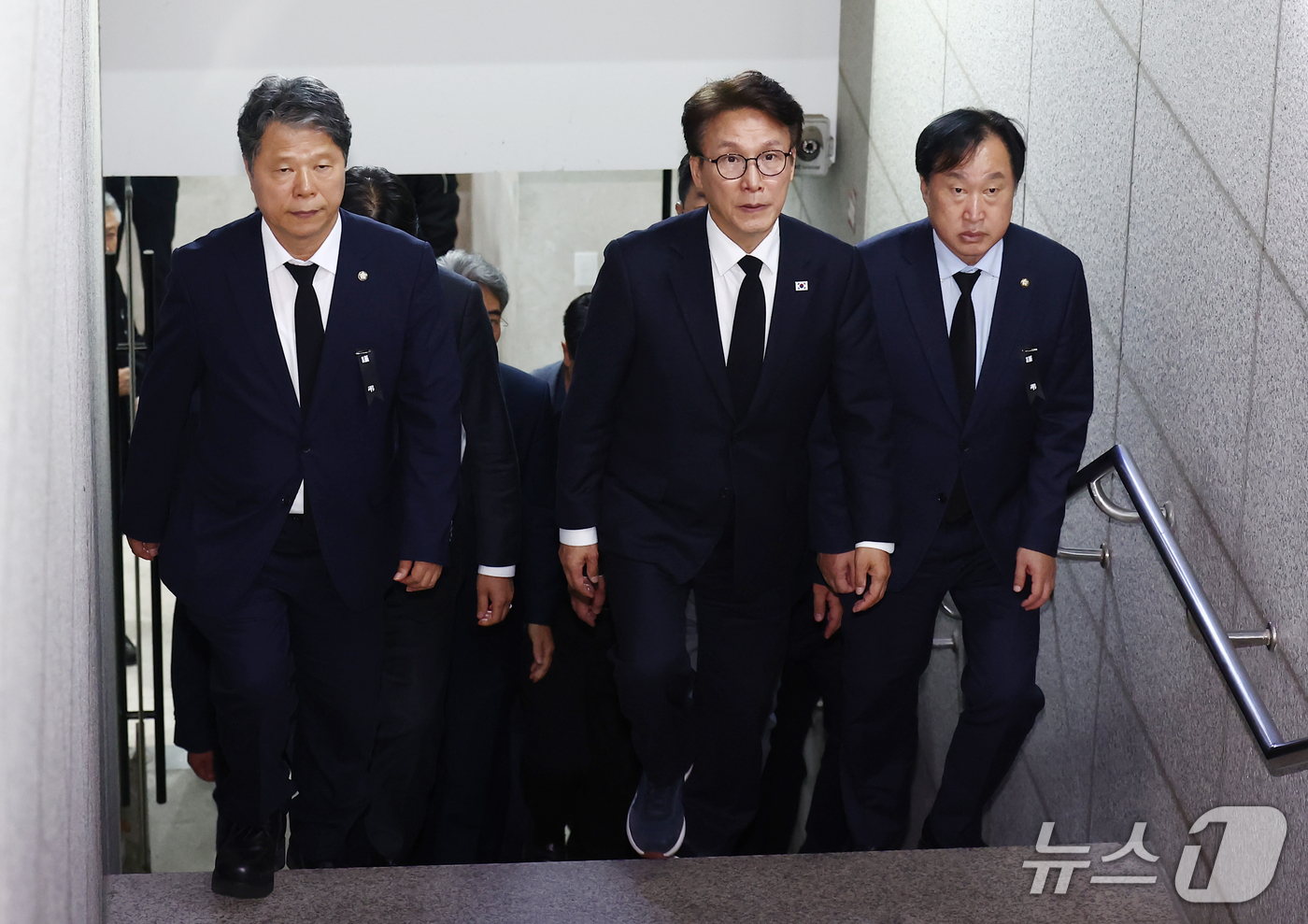 (부천=뉴스1) 김민지 기자 = 김민석 더불어민주당 대표가 18일  부천 도장공장 화재 순직 소방관 빈소가 마련된 경기 부천시 순천향대학교 병원 장례식장에서 조문을 마치고 나오고 …
