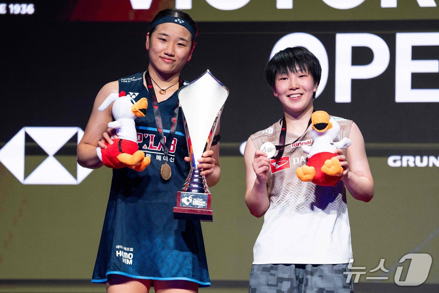 본문 이미지 - 안세영(24)이 18일(한국시간) 덴마크 오덴세에서 열린 BWF(세계배드민턴연맹) 월드투어 수퍼 750 덴마크 오픈 결승에서 일본의 야마구치 아카네를 세트 스코어 2대1로 꺾고 2년 연속 정상에 오른 후 우승 트로피를 들고 있다. ⓒ AFP=뉴스1