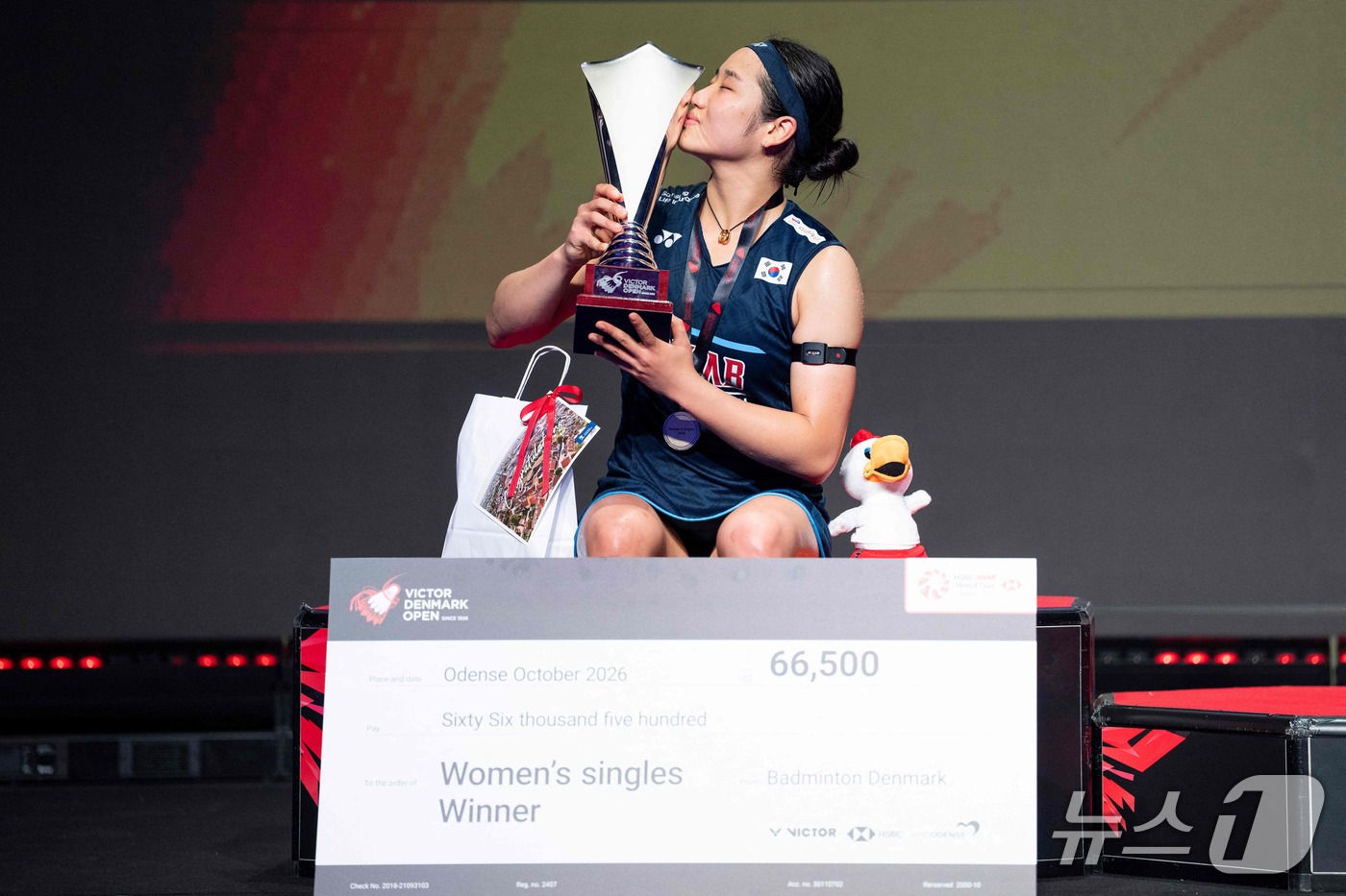 (서울=뉴스1) = 안세영(24)이 18일(한국시각) 덴마크 오덴세에서 열린 BWF(세계배드민턴연맹) 월드투어 수퍼 750 덴마크 오픈 결승에서 일본의 야마구치 아카네를 세트 스코 …