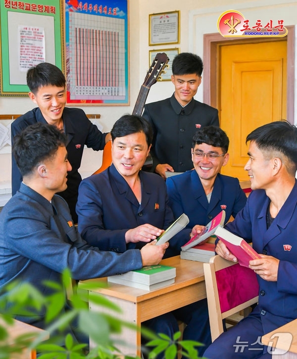 (평양 노동신문=뉴스1) = 북한 노동당 기관지 노동신문은 19일 "당 일꾼(간부)들이 높은 전문가적 자질을 지니는 것은 당 결정의 무조건적이고 철저한 관철을 위한 관건적이고도 중 …