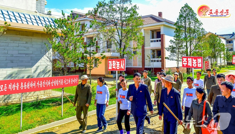 (평양 노동신문=뉴스1) = 북한 노동당 기관지 노동신문은 19일 "올해 농사를 성과적으로 결속할 열의에 넘쳐 있다"며 함경북도농촌경리위원회 팔경대농장의 모습을 조명했다. [국내에 …