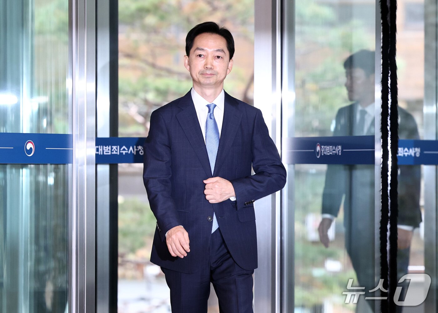 본문 이미지 - 김지용 초대 중대범죄수사청(중수청)장이 19일 서울 중구 중수청 청사로 출근하고 있다. 2026.10.19 ⓒ 뉴스1 최지환 기자