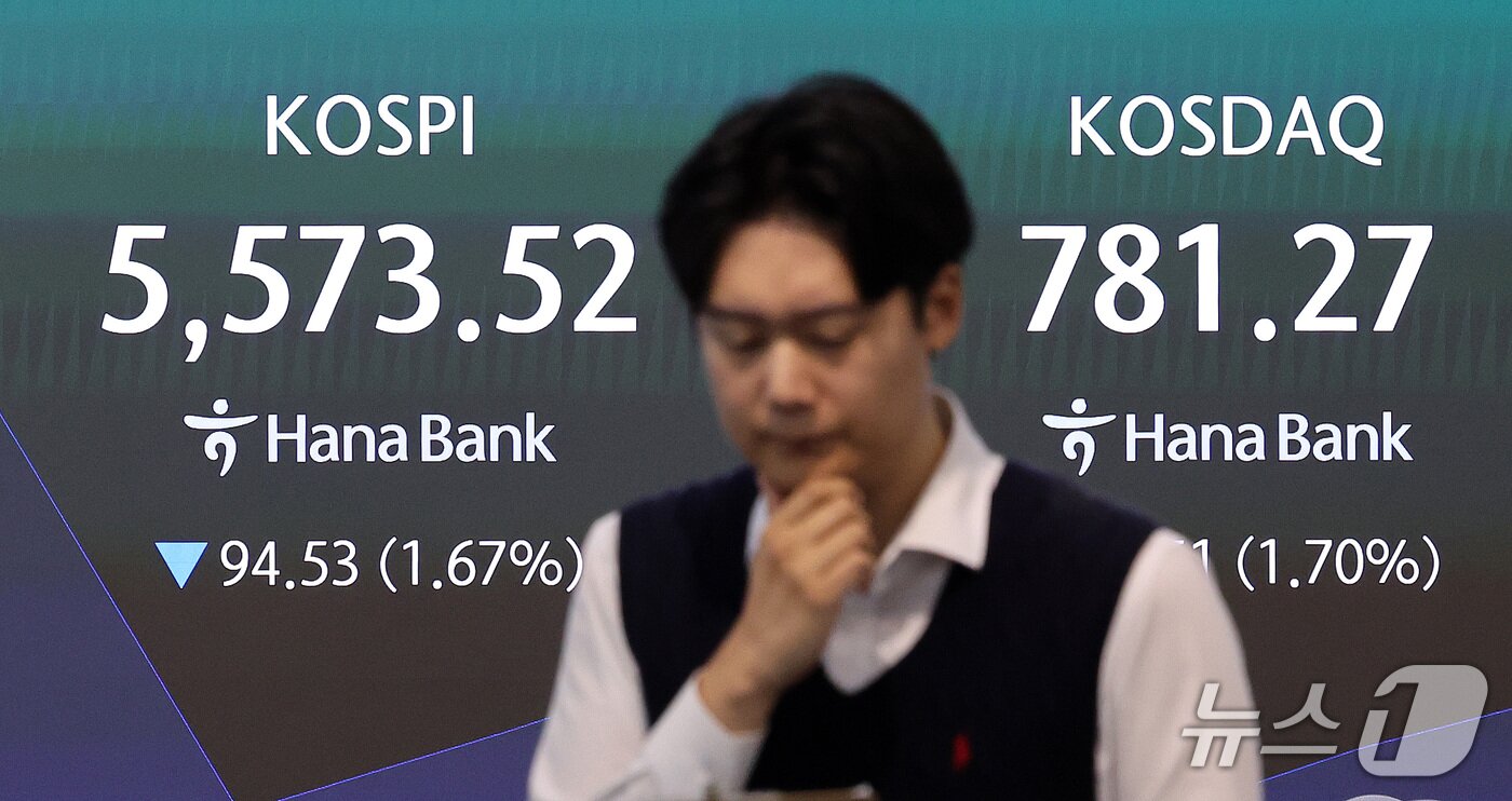 본문 이미지 - 국내 증시가 하락 출발한 19일 오전 서울 중구 하나은행 딜링룸 전광판에 장 초반 코스피 지수 등 시황이 표시되고 있다. 이날 코스피지수는 전장 대비 179.64포인트(3.17%) 내린 5488.41로 거래를 시작했다. 2026.10.19 ⓒ 뉴스1 박지혜 기자