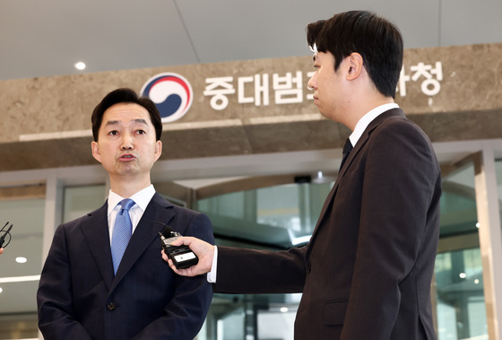 취재진 질문에 답변하는 김지용 중수청장