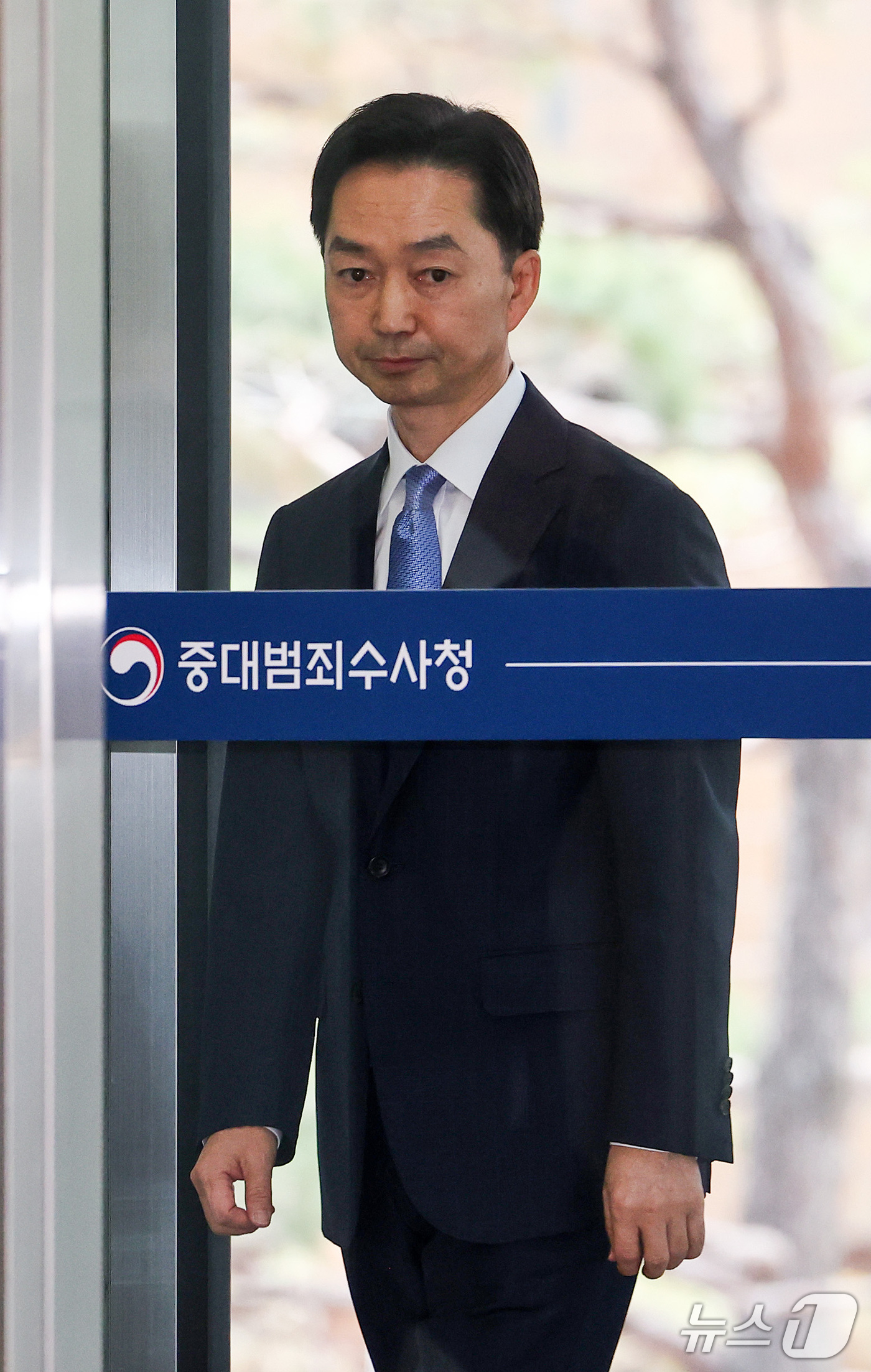 (서울=뉴스1) 최지환 기자 = 김지용 초대 중대범죄수사청(중수청)장이 19일 서울 중구 중수청 청사로 출근하고 있다. 2026.10.19/뉴스1