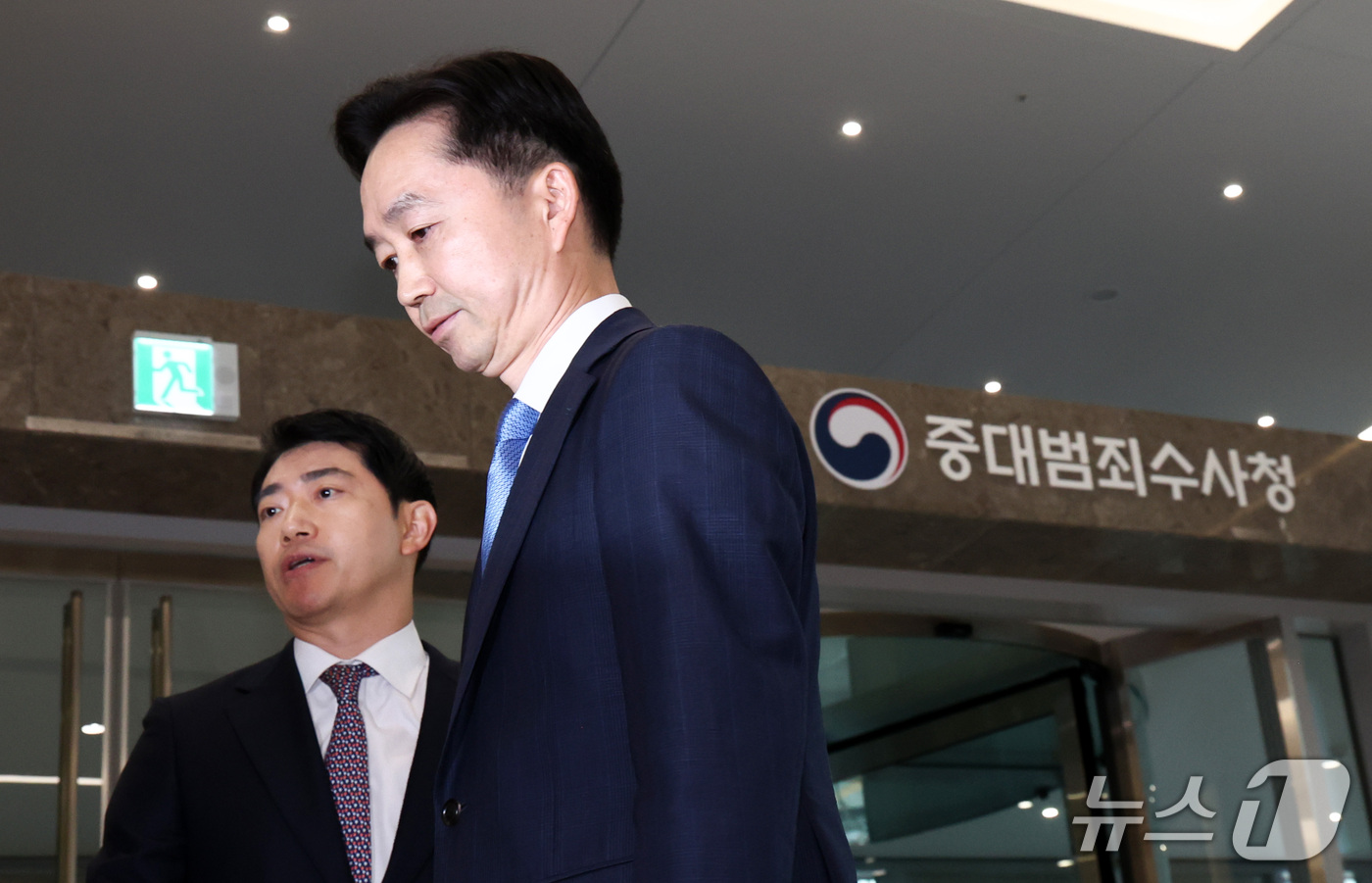 (서울=뉴스1) 최지환 기자 = 김지용 초대 중대범죄수사청(중수청)장이 19일 서울 중구 중수청 청사로 출근하고 있다. 2026.10.19/뉴스1