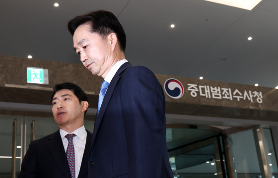 출근하는 김지용 초대 중수청장