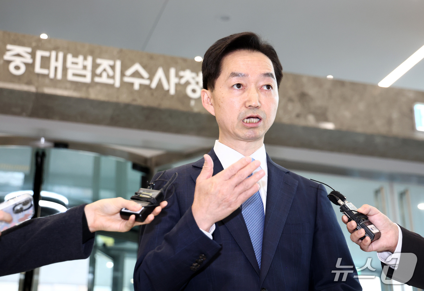 (서울=뉴스1) 최지환 기자 = 김지용 초대 중대범죄수사청(중수청)장이 19일 서울 중구 중수청 청사로 출근하며 취재진 앞에서 중수청 운영 방안을 설명하고 있다. 2026.10.1 …