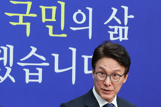 최고위원회의 참석하는 김민석