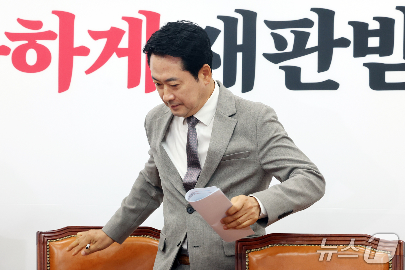 (서울=뉴스1) 황기선 기자 = 장동혁 국민의힘 대표가 19일 오전 서울 여의도 국회에서 열린 최고위원회의에 참석하고 있다.  2026.10.19/뉴스1