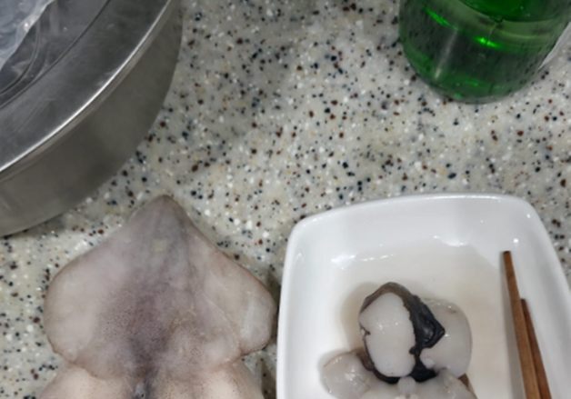 "튀기면 녹아 사라져 버릴 듯"…데친 중국산 냉동 오징어 1/4 크기로 폭삭