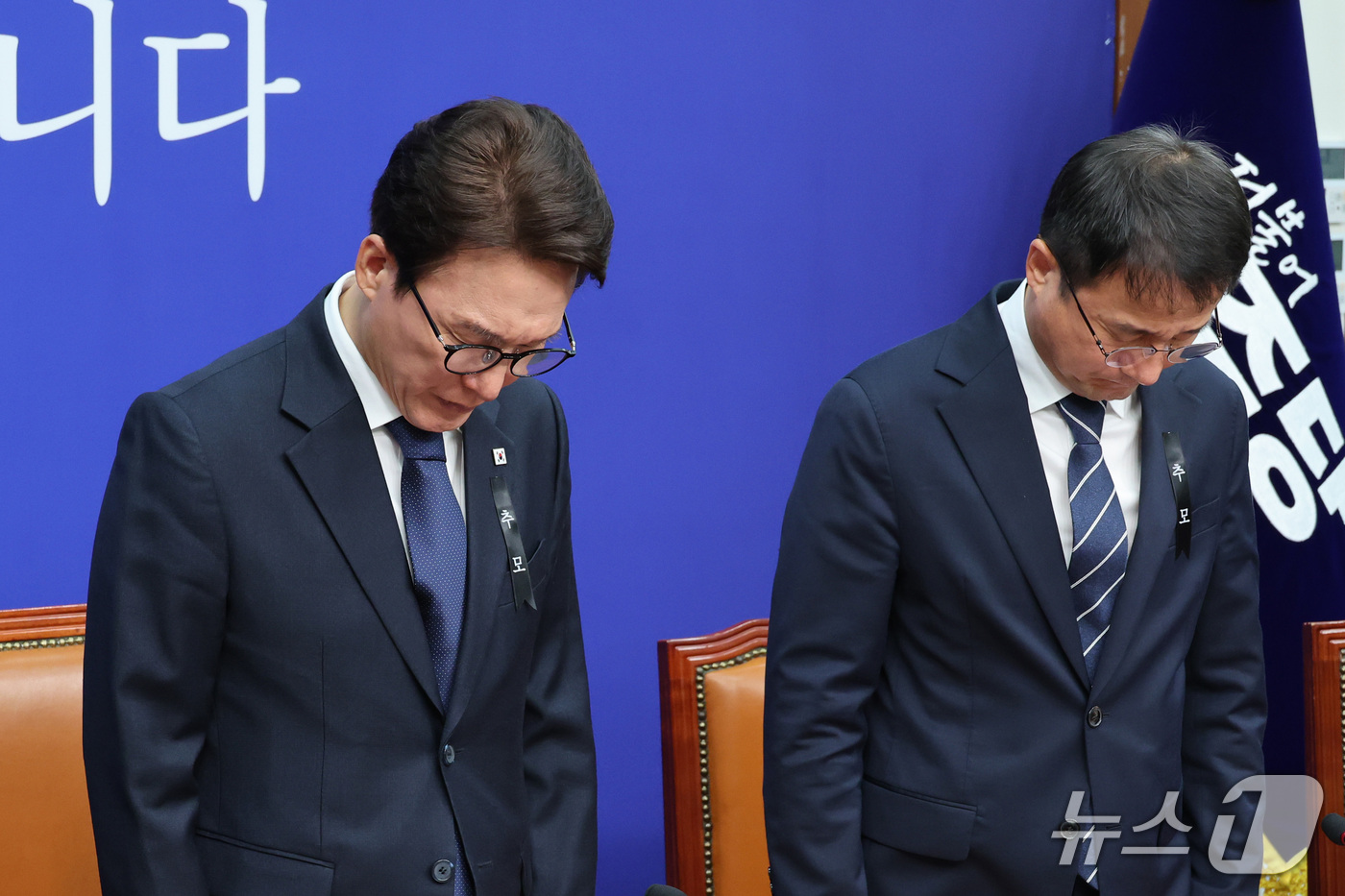 (서울=뉴스1) 신웅수 기자 = 김민석 더불어민주당 대표와 한병도 원내대표가 19일 서울 여의도 국회에서 열린 최고위원회의에서 부천 공장 화재 현장에서 순직한 고(故) 김진석 소방 …