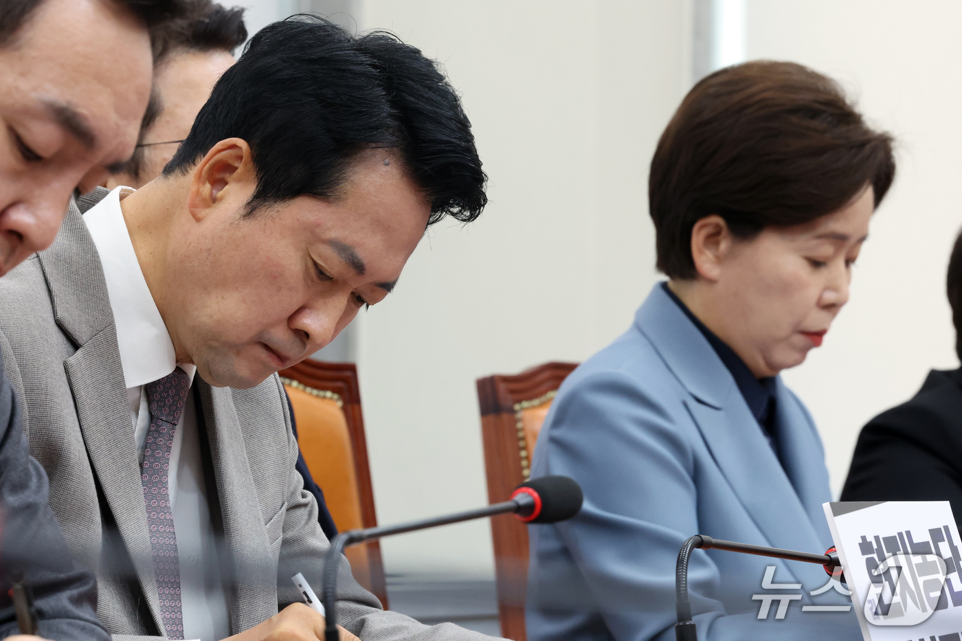 (서울=뉴스1) 황기선 기자 = 국민의힘 장동혁 대표와 양향자 최고위원이 19일 오전 서울 여의도 국회에서 열린 최고위원회의에 자리하고 있다.  2026.10.19/뉴스1