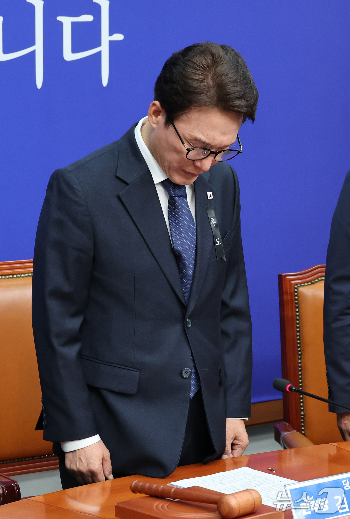 (서울=뉴스1) 신웅수 기자 = 김민석 더불어민주당 대표가 19일 서울 여의도 국회에서 열린 최고위원회의에서 부천 공장 화재 현장에서 순직한 고(故) 김진석 소방위를 추모하고 있다 …