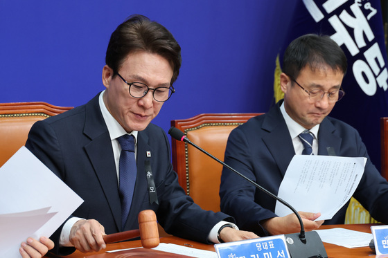 최고위원회의 속개하는 김민석 대표