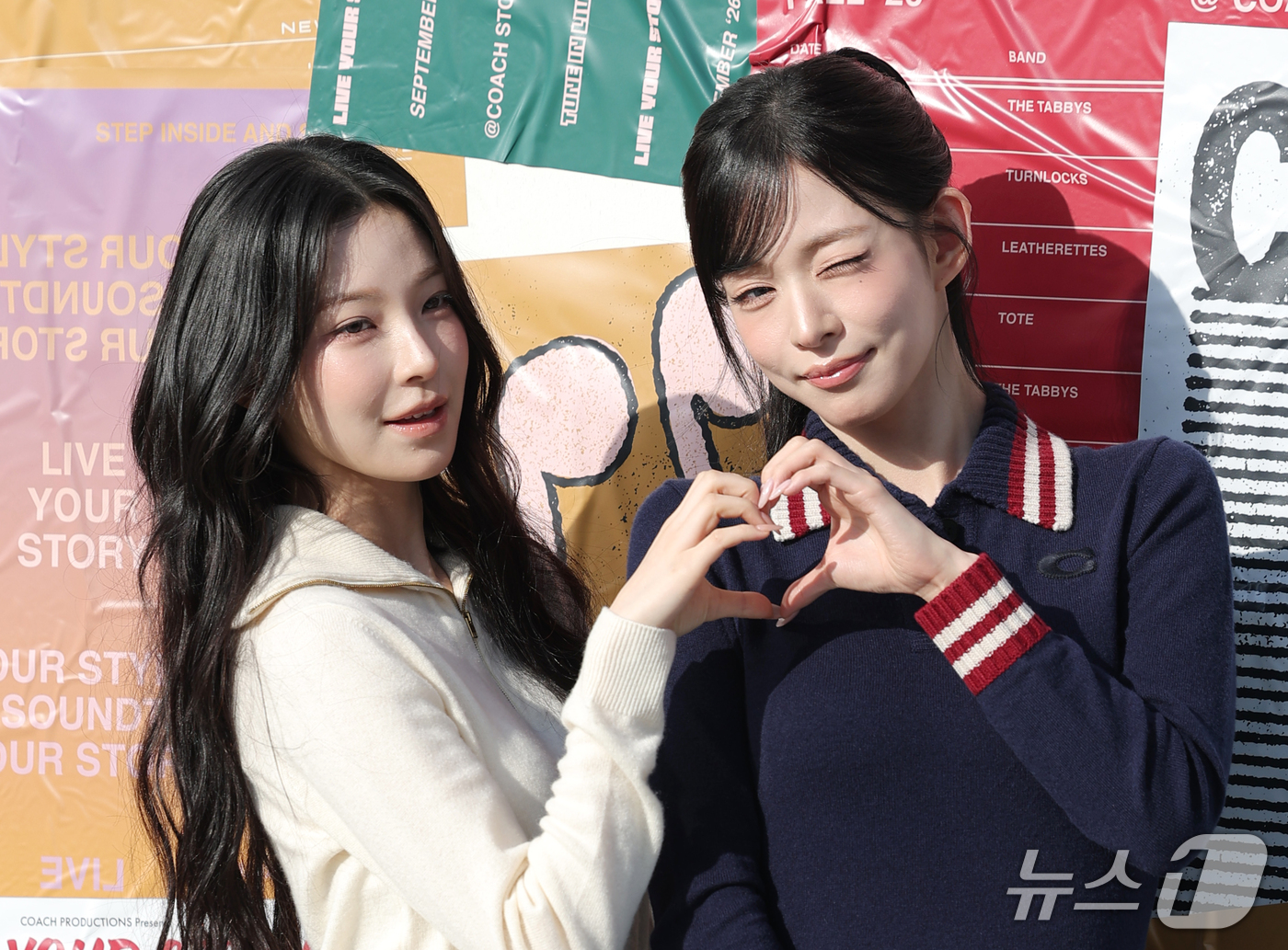 (서울=뉴스1) 권현진 기자 = 프로미스나인 백지헌과 이채영(오른쪽)이 19일 서울 성동구 성수동 무신사스페이스 서울숲에서 열린 ‘코치 LIVE YOUR STORY 팝업 스토어 오 …
